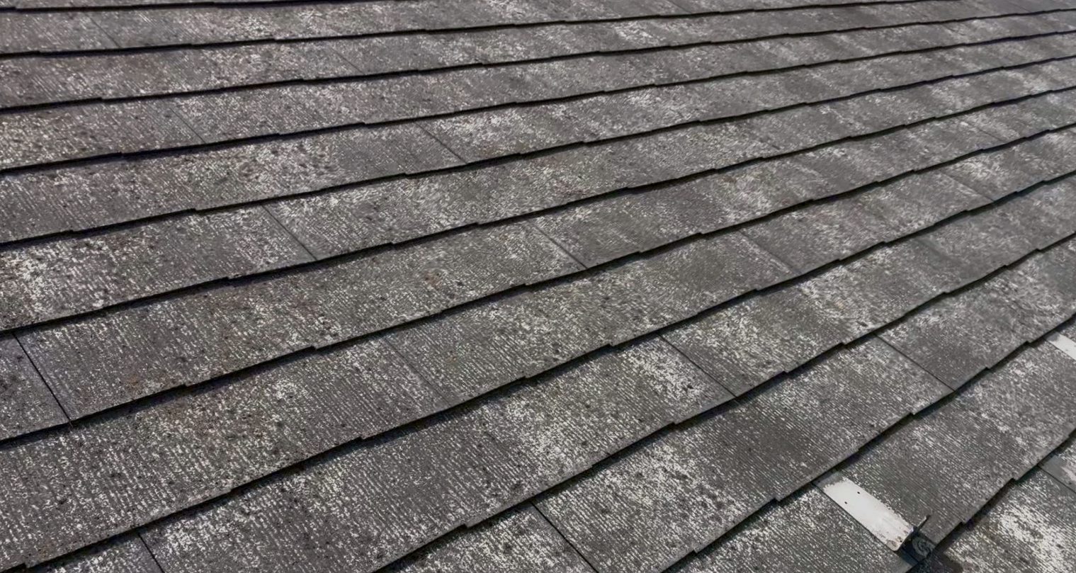 色褪せたスレート屋根を近くで確認